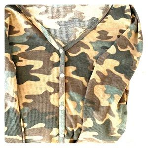 size small Tresics long sleeve top 😚